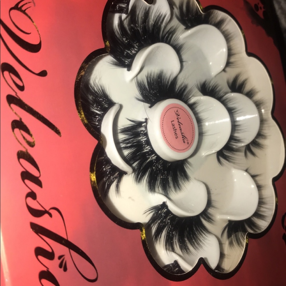 Seven pairs of veleasha lashes